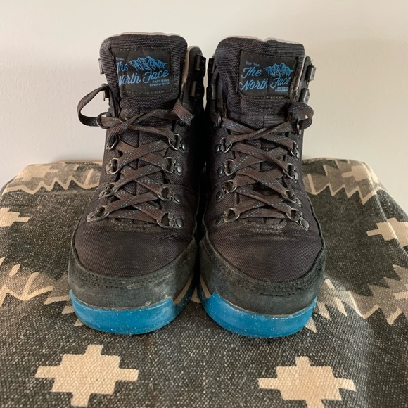 Woman’s North Face Boots 🥾 - Picture 3 of 6